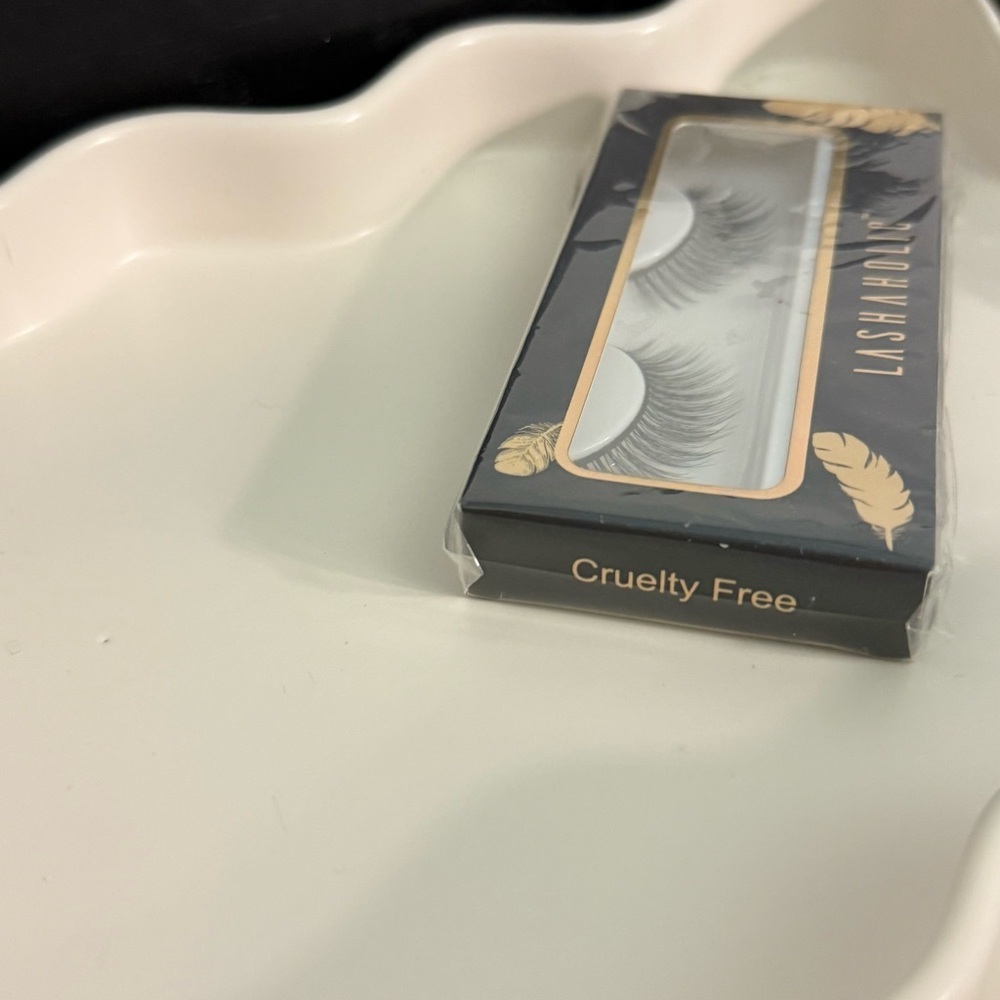 NWT- Lashaholic Luxury Lashes Black False Eyelashes 100% Silk Cruelty Free - Picture 3 of 4